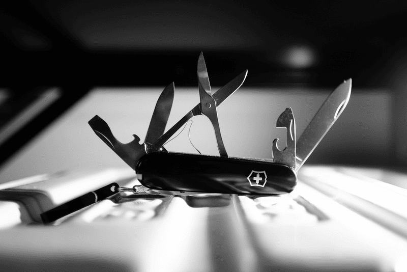 Photo N & B couteau Suisse Illustration Postures multiples Emmanuel Matt