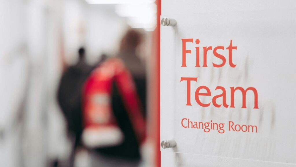 "First Team, Changing Room" Illustration humoristique de la transformation en entreprise (Emmanuel Matt Accompagnement)