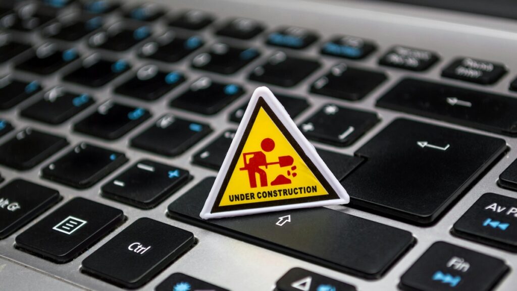 Clavier avec panneau alerte : illustration des inquiétudes avant la phase de transformation (Emmanuel Matt Accompagnement)