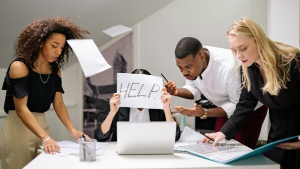 Equipé en réunion de gestion de crise : Transformation (Emmanuel Matt Accompagnement)