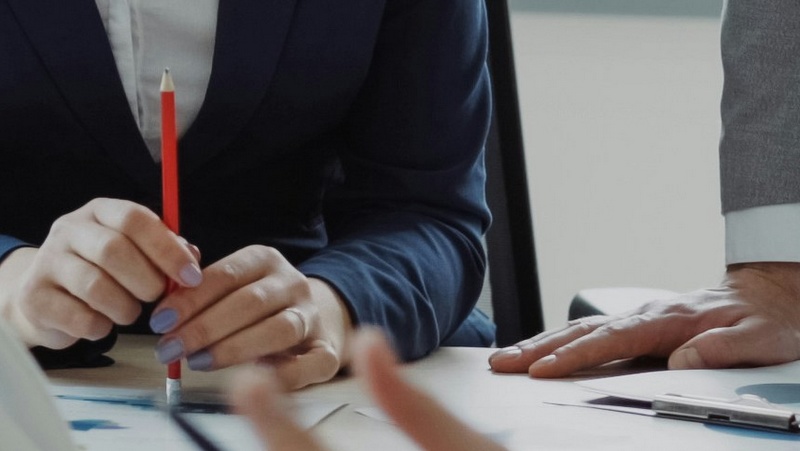 vitaly-gariev-7Nu4atuZN1U-unsplash 3-4 Équipe en atelier de communication professionnelle