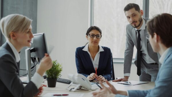 Équipe en atelier de communication professionnelle, écoute active et dialogue constructif